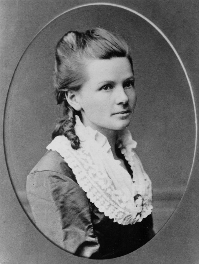 Oval black and white portrait of a young Bertha Benz with a lace collar
